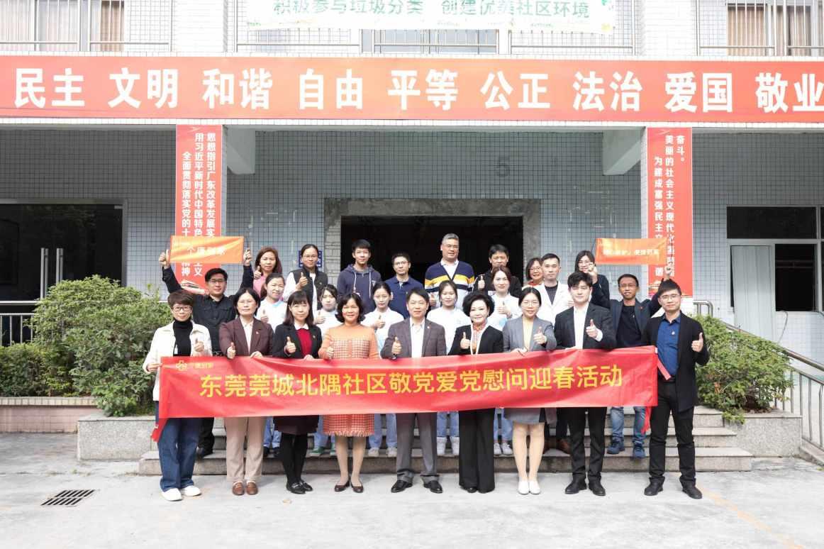 汪峰女儿小苹果久违晒动态，与闺蜜热舞养眼至极，和早年判若两人